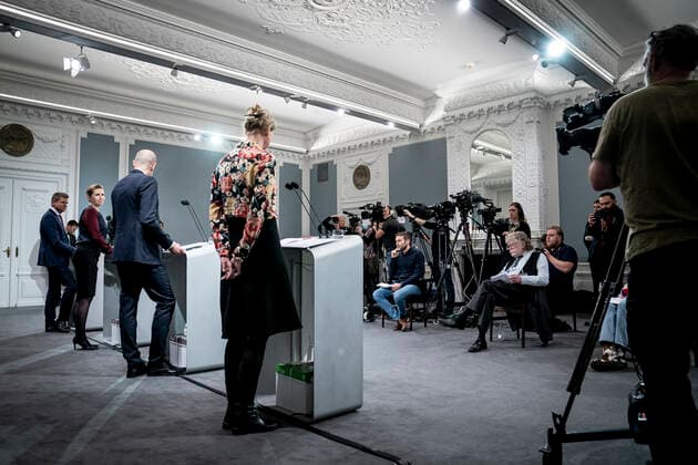 Statsminister Mette Frederiksen (S), Sundhedsminister Magnus Heunicke (S), faglig direktoer i Statens Serum Institut Tyra Grove Krause og direktoer i Sundhedsstyrelsen Soeren Brostroem under pressemoede om coronasituationen i Spejlsalen i Statsministeriet, onsdag den 26. januar 2022.. , Copenhagen Denmark Copyright: RitzauxScanpix MadsxClausxRasmussenx cop104 spdk20220126-212845-L