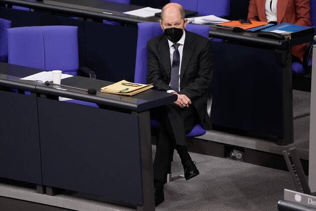 News Themen der Woche KW04 News Bilder des Tages 13. Bundestagssitzung und Debatte Aktuell,26.01.2022 Berlin, Bundeskanzler Olaf Scholz (SPD) im Portrait auf der Regierungsbank bei der Debatte zum Tagesordnungspunkt Vereinbarte Debatte zur SARS-CoV-2-Impfpflicht bei der 13. Sitzung des Deutschen Bundestag in Berlin Berlin Berlin Deutschland *** 13 Bundestag Session and Debate Current,26 01 2022 Berlin, Chancellor Olaf Scholz SPD in portrait on the government bench during the debate on the agenda item Agreed debate on SARS CoV 2 mandatory vaccination at the 13 session of the German Bundestag in Berlin Berlin Germany