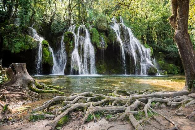 Creative Highlights World Wasserfall, Cascade des Tufs, Arbois, Departement Jura, Bourgogne-Franche-Comté, Jura, Frankreich, Europa *** Waterfall, Cascade des Tufs, Arbois, Jura Department, Bourgogne Franche Comté, Jura, France, Europe Copyright: imageBROKER/DanielxSchoenen ibxdjs08006012.jpg