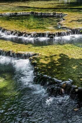Creative Highlights World Sinterterrassen, Cascade des Tufs, Arbois, Departement Jura, Bourgogne-Franche-Comté, Jura, Frankreich, Europa *** Sinter terraces, Cascade des Tufs, Arbois, Jura department, Bourgogne Franche Comté, Jura, France, Europe Copyright: imageBROKER/DanielxSchoenen ibxdjs08006041.jpg