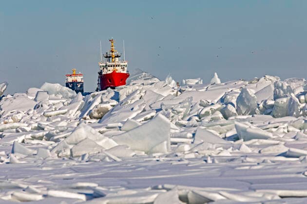 Bilder des Jahres 2022, News 01 Januar News Themen der Woche KW04 January 26, 2022, Detroit, Michigan, USA: Detroit, Michigan USA - 26 January 2022 - The Canadian Coast Guard vessel Samuel Risley leads the Algocanada, an oil chemical tanker, through ice on Lake St. Clair as they enter the Detroit River. Cold weather in the region has created ice jams and caused shipping problems in some locations, Detroit USA - ZUMAw66_ 20220126_zaf_w66_001 Copyright: xJimxWestx