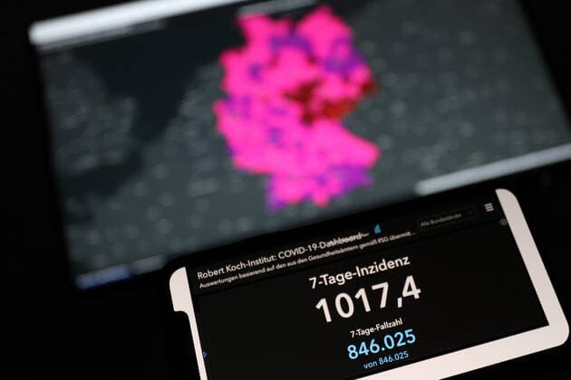 Dashboard des RKI, die 7-Tage-Inzidenz steigt auf ueber 1000 und liegt nun bei 1017,4 7-Tage-Inzidenz steigt auf ueber 1000, Dashboard des RKI auf einem Monitor und Smartphone am 27.01.2022 in Siegen Deutschland.
