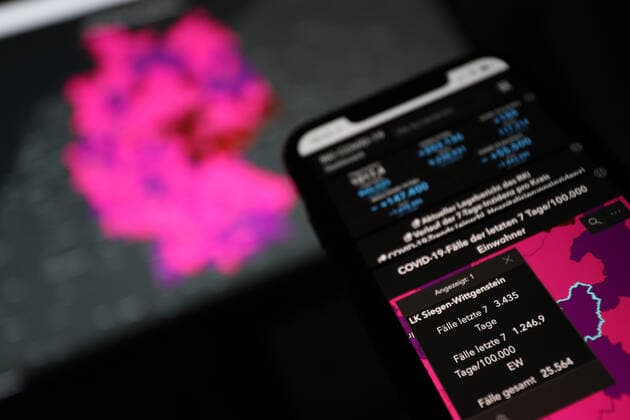 Dashboard des RKI, die 7-Tage-Inzidenz im LK Siegen-Wittgenstein steigt auf ueber 1000 und liegt nun bei 1246,9 7-Tage-Inzidenz steigt auf ueber 1000, Dashboard des RKI auf einem Monitor und Smartphone am 27.01.2022 in Siegen Deutschland.