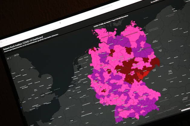 Dashboard des RKI, die 7-Tage-Inzidenz steigt auf ueber 1000 und liegt nun bei 1017,4 7-Tage-Inzidenz steigt auf ueber 1000, Dashboard des RKI auf einem Monitor am 27.01.2022 in Siegen Deutschland.