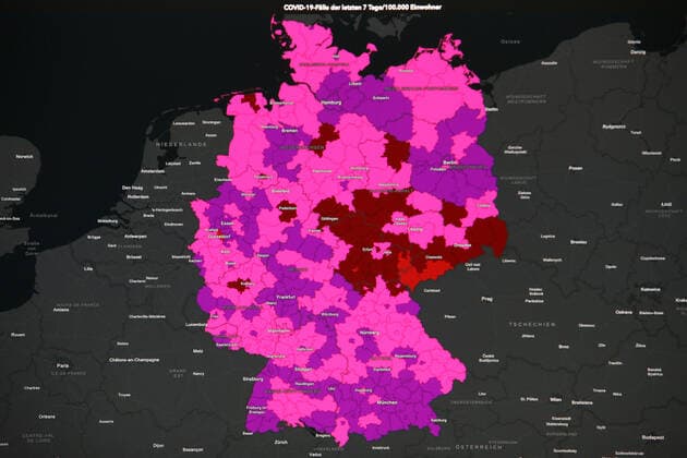 Dashboard des RKI, die 7-Tage-Inzidenz steigt auf ueber 1000 und liegt nun bei 1017,4 7-Tage-Inzidenz steigt auf ueber 1000, Dashboard des RKI auf einem Monitor am 27.01.2022 in Siegen Deutschland.