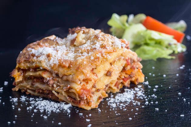 frische Lasagne auf schwarzem Schiefer *** fresh lasagna on black slate 1035309009