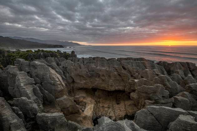 Pancake Rocks In Punakaiki - New Zealand Pancake Rocks, a geological formation at Paparoa National Park in Punakaiki, West Coast, New Zealand on January 27, 2022. The Pancake Rocks are limestone formations that began forming 30 million years ago when lime-rich fragments of dead marine creatures were deposited on the seabed. They have risen from the seabed due to the earthquakes. Punakaiki New Zealand  Copyright: xSankaxVidanagamax originalFilename: vidanagama-notitle220127_npzBe.jpg