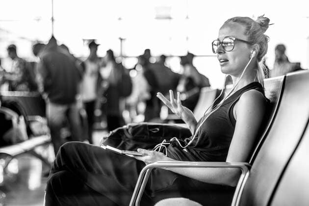 IMAGO Creative: Welttourismustag am 27. September Female traveler talking on cell phone while waiting to board a plane at departure gates at asian airport terminal. Casual sporty young blond female traveler talking on her cell phone while waiting to board a plane at the departure gates at the asian airport terminal. Copyright: xMatejxKastelicx 31306252