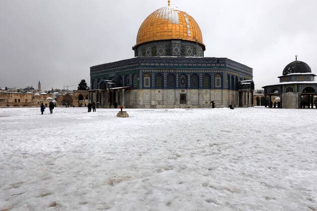 Bilder des Jahres 2022, News 01 Januar News Themen der Woche KW04 News Bilder des Tages January 27, 2022, Jerusalem, Jerusalem, Palestinian Territory: A view shows snow-covered the Dome of the Rock, in Al-Aqsa mousque compound in Jerusalem s Old City following overnight snowfall, on January 27, 2022. Winter storm Elpis hit the region bringing cold temperatures and snow Jerusalem Palestinian Territory - ZUMAap3_ 20220127_zaf_ap3_184 Copyright: xJamalxAwadx