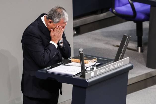 Bilder des Jahres 2022, News 01 Januar News Themen der Woche KW04 News Bilder des Tages (220127) -- BERLIN, Jan. 27, 2022 -- Israeli parliament speaker Mickey Levy cries as he delivers a speech during a ceremony to commemorate victims of Nazism at the German Bundestag in Berlin, Germany, on Jan. 27, 2022. The German Bundestag held on Thursday a ceremony marking the 77th anniversary of the liberation of the Auschwitz concentration camp on Jan. 27, 1945. ) GERMANY-BERLIN-BUNDESTAG-VICTIMS OF NAZISM-COMMEMORATION ShanxYuqi 