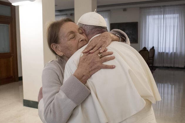 Bilder des Jahres 2022, News 01 Januar News Themen der Woche KW04 News Bilder des Tages January 27, 2022, VATICAN CITY, VATICAN: Today afternoon, Remembrance Day, at Casa Santa Marta, Pope Francis had a long and affectionate conversation, lasting about an hour, with Mrs. Edith Bruck, just under a year after his visit to the home of the writer in Rome . This was announced by the Vatican Press Office. In particular, both underlined the inestimable value of transmitting the memory of the past to the youngest, even in its most painful aspects, so as not to fall back into the same tragedies , it adds..ANSA VATICAN MEDIA.+++ ANSA PROVIDES ACCESS TO THIS HANDOUT PHOTO TO BE USED SOLELY TO ILLUSTRATE NEWS REPORTING OR COMMENTARY ON THE FACTS OR EVENTS DEPICTED IN THIS IMAGE; NO ARCHIVING; NO LICENSING VATICAN CITY VATICAN - ZUMAa110 20220127_zaf_a110_055 Copyright: xVaticanxMediax