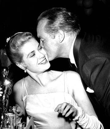 OSCARS. Beste Hauptdarstellerin. Preisträgerinnen 1951-1960 March 30, 1955, New York, New York, USA: Actor BOB HOPE kissing actress GRACE KELLY holding oscar statuette at the 27th Academy Awards. Kelly won Best Actress for her performance in The Country Girl . Bob Hope was host of the Oscars 1955. New York USA  - ZUMA 20110101_gaf_g49_44610 Copyright: xGlobexPhotosx