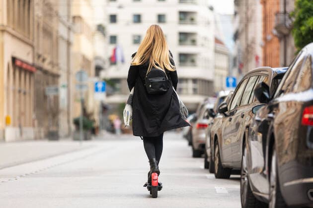 IMAGO Creative, Jahreszeit Herbst, Ferien Rear view of girl riding public rental electric scooter in urban city environment. New eco-friendly modern public city transport in Ljubljana Rear view of girl riding public rental electric scooter in urban city environment at fall. New eco-friendly modern public city transport in Ljubljana. Copyright: xMatejxKastelicx 34582108