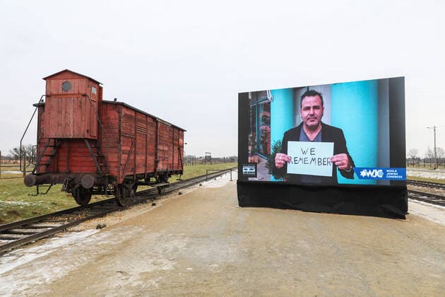 Bilder des Jahres 2022, News 01 Januar News Themen der Woche KW04 News Bilder des Tages 77th Anniversary Of Auschwitz - Birkenau Liberation An original railway carriage used for deportations and a screen showing videos of World Jewish Congress for the 77th Anniversary of Auschwitz - Birkenau Liberation are seen at the former Nazi-German Auschwitz II-Birkenau concentration and extermination camp in Brzezinka near Oswiecim, Poland on January 27, 2022. OÅ›wiÄ™cim Poland  Copyright: xBeataxZawrzelx originalFilename: zawrzel-77thanni220127_npDJs.jpg