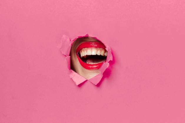 IMAGO Creative, Lifestyle, Barbiecore IMAGO Creative: Guten Rutsch cheerful woman poster hole pink background and red lips cheerful woman poster hole pink background and red lips. High quality photo Copyright: xx 40005638