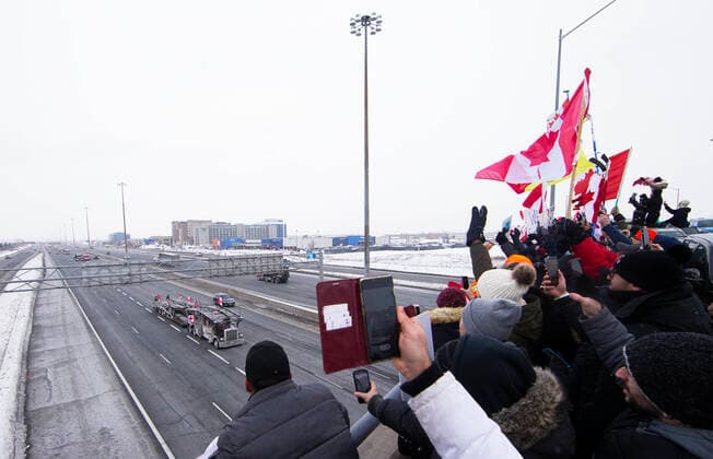 (220128) -- ONTARIO, Jan. 28, 2022 -- People gather on a bridge over Highway 400 in support of truckers, who are on their way to Ottawa for the freedom convoy protest, in Vaughan, Ontario, Canada, on Jan. 27, 2022. The freedom convoy was sparked by outrage over a vaccine mandate recently imposed on Canadian-U.S. cross-border truckers. (Photo by Xinhua) CANADA-ONTARIO-FREEDOM CONVOY-TRUCKERS PROTEST ZouxZheng 