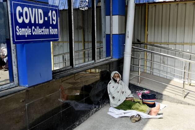 Coronavirus Emergency In India A woman waits for her report of a rapid antigen test in a hospital amid coronavirus emergency in Kolkata, India, 28 January, 2022. Kolkata India  Copyright: xIndranilxAdityax originalFilename: aditya-notitle220128_npzK7.jpg