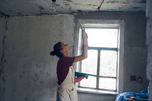 IMAGO Creative: Neue Aussichten woman paints house decoration interior renovation painter woman paints house decoration interior renovation painter. High quality photo Copyright: xx 41519558