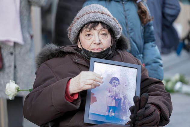 Bilder des Jahres 2022, News 01 Januar News Themen der Woche KW04 News Bilder des Tages Stolpersteine Inge Auerbacher gedenkt gemeinsam mit der Bundestagspraesidentin Ruth Nelly Abrahams und ihrer Familie Aktuell, 28.01.2022, Inge Auerbacher besucht gemeinsam mit der Bundestagspraesidentin zum gedenken an Ruth Nelly Abrahams und ihrer Familie deren Stolpersteine in der Wallstrasse in Berlin der an den Ort erinnern soll von dort aus Sie ins Konzentrationslager Theresienstadt deportiert und spaeter in Auschwitz ermordert worden sind Berlin Berlin Deutschland *** Stolpersteine Inge Auerbacher commemorates together with the President of the Bundestag Ruth Nelly Abrahams and her family Aktuell, 28 01 2022, Inge Auerbacher visits together with the President of the Bundestag to commemorate Ruth Nelly Abrahams and her family their S