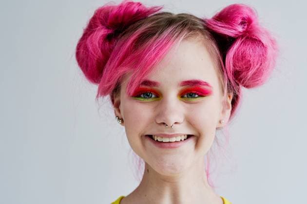 IMAGO Creative, Lifestyle, Barbiecore IMAGO Creative: Neue Frühlingsmode cheerful woman bright makeup posing poster stylish clothing cheerful woman bright makeup posing poster stylish clothing. High quality photo Copyright: xx 42137124
