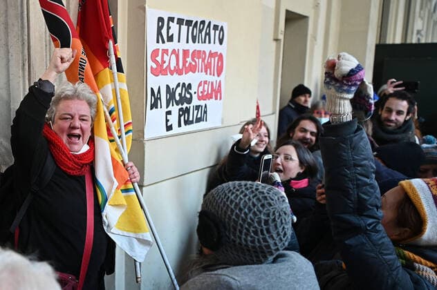 January 28, 2022, Turin, Italy: No Green pass leave the rectorate at the end of their protest in Turin, Italy, 28 January 2022. ANSA ALESSANDRO DI MARCO Turin Italy - ZUMAa110 20220128_zaf_a110_049 Copyright: xAlessandroxDixMarcox