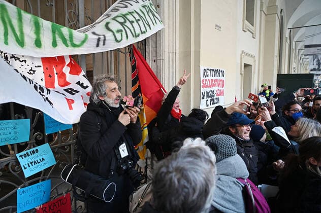 January 28, 2022, Turin, Italy: No Green pass leave the rectorate at the end of their protest in Turin, Italy, 28 January 2022. ANSA ALESSANDRO DI MARCO Turin Italy  - ZUMAa110 20220128_zaf_a110_050 Copyright: xAlessandroxDixMarcox