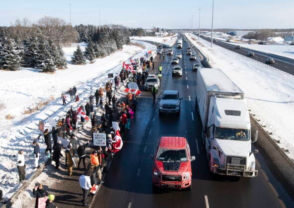 January 28, 2022, LEVIS, PQ, Canada: Hundreds of people gather by TransCanada Highway 20 to show their support to truckers heading to Ottawa to protest against COVID-19 restrictions, Friday, Jan. 28, 2022 in Levis, Que. LEVIS Canada  - ZUMAc35_ 20220128_zaf_c35_029 Copyright: xJacquesxBoissinotx