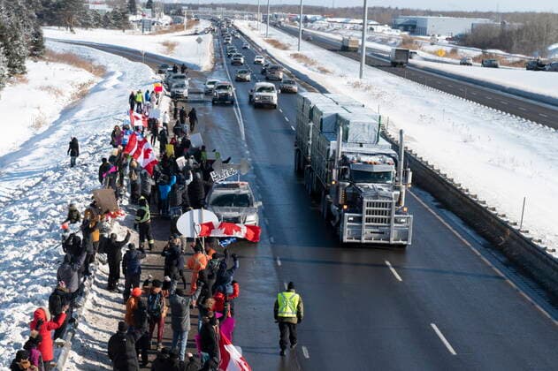 January 28, 2022, LEVIS, PQ, Canada: Hundreds of people gather by TransCanada Highway 20 to show their support to truckers heading to Ottawa to protest against COVID-19 restrictions, Friday, Jan. 28, 2022 in Levis, Que. LEVIS Canada  - ZUMAc35_ 20220128_zaf_c35_033 Copyright: xJacquesxBoissinotx