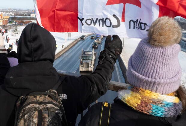 January 28, 2022, LEVIS, PQ, Canada: Hundreds of people gather on an overpass over TransCanada Highway 20 to show their support to truckers heading to Ottawa to protest against vaccine mandates, Friday, Jan. 28, 2022 in Levis, Que. LEVIS Canada  - ZUMAc35_ 20220128_zaf_c35_034 Copyright: xJacquesxBoissinotx