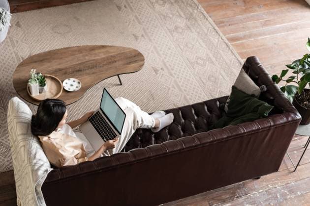 IMAGO Creative: Gesundheit, Stille Upper angle shot of asian girl laying on couch, resting with laptop at home, relaxing day on computer Upper angle shot of asian girl laying on couch, resting with laptop at home, relaxing day on computer. Copyright: xSevaxLevytskyix 42582142