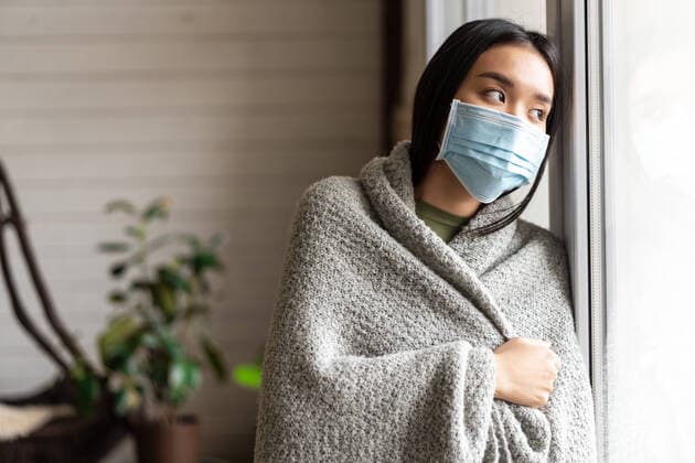 IMAGO Creative: Gesundheit, Burnout Sick asian girl in medical face mask standing by the window and yearning to go outside, being on quarantine, ill with covid-19 or flu Sick asian girl in medical face mask standing by the window and yearning to go outside, being on quarantine, ill with covid-19 or flu. Copyright: xSevaxLevytskyix 42589736