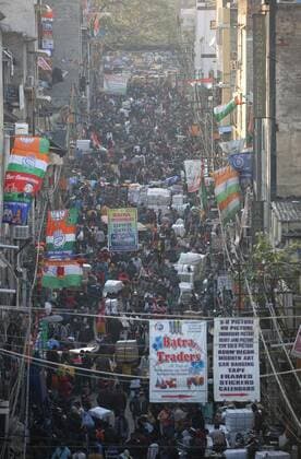 NEW DELHI, INDIA JANUARY 28: Crowds of Shoppers throng the Markets after the Delhi Disaster Management Authority (DDMA) gives relief to the shop owners from Covid-19 Restrictions at Sadar Bazar on January 28, 2022 in New Delhi, India. (Photo by Sanchit Khanna Hindustan Times ) Daily Life Amid Coronavirus Pandemic In India