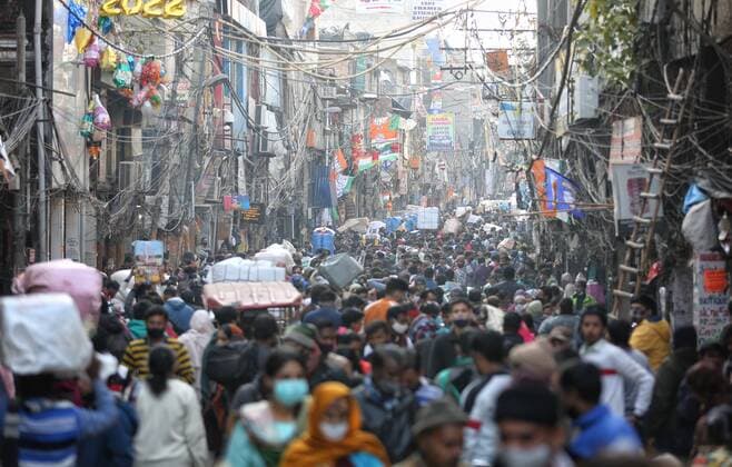 NEW DELHI, INDIA JANUARY 28: Crowds of Shoppers throng the Markets after the Delhi Disaster Management Authority (DDMA) gives relief to the shop owners from Covid-19 Restrictions at Sadar Bazar on January 28, 2022 in New Delhi, India. (Photo by Sanchit Khanna Hindustan Times ) Daily Life Amid Coronavirus Pandemic In India