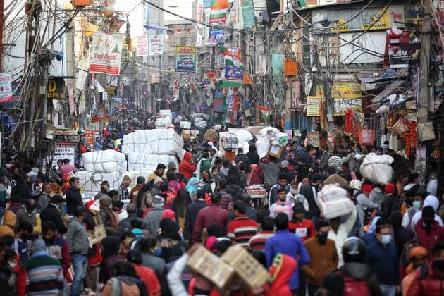 News Bilder des Tages NEW DELHI, INDIA JANUARY 28: Crowds of Shoppers throng the Markets after the Delhi Disaster Management Authority (DDMA) gives relief to the shop owners from Covid-19 Restrictions at Sadar Bazar on January 28, 2022 in New Delhi, India. (Photo by Sanchit Khanna Hindustan Times ) Daily Life Amid Coronavirus Pandemic In India
