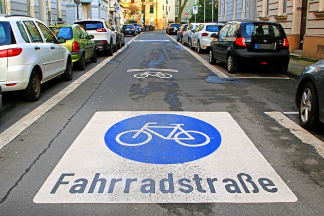 Eine fahrradfreundliche Seitenstraße Eine Fahrbahn trägt trotz zahlloser parkender Autos die Aufschrift Fahrradstraße Essen Nordrhein-Westfalen Deutschland Steele