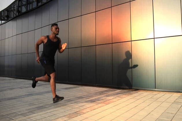 IMAGO Creative: Sport in der Stadt Full length of young African man in sports clothing jogging while exercising outdoors, at sunset or sunrise. Runner. Full length of young African man in sports clothing jogging while exercising outdoors, at sunset or sunrise. Runner. Copyright: xx 42757660