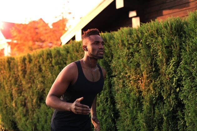 IMAGO Creative: 2022 Sport Favoriten IMAGO Creative: Neue Aussichten Full length of young African man in sports clothing jogging while exercising outdoors, at sunset or sunrise. Runner. Full length of young African man in sports clothing jogging while exercising outdoors, at sunset or sunrise. Runner. Copyright: xx 42760298