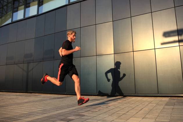 IMAGO Creative: Städte im Wandel Sporty young man running outdoors to stay healthy, at sunset or sunrise. Runner Sporty young man running outdoors to stay healthy, at sunset or sunrise. Runner Copyright: xx 42779120
