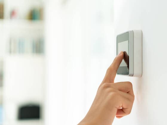 IMAGO Creative: Internationaler Tag der Architektur am 3. Oktober. Thema: Architektur zum Wohlfühlen smart house, home automation, device with app icons. Man uses his smartphone with smarthome . smart house, device with app icons. Man uses his smartphone security app to unlock the door of his house. High quality photo Copyright: xx 42865546