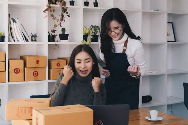 IMAGO Creative: Digitale Welt, Social Commerce Freelance asian woman excited while have order from customer and working with box for shipping at her home. Start up and SME concept. Freelance asian woman excited while have order from customer and working with box for shipping at her home. Start up and SME concept Copyright: xx 43136970