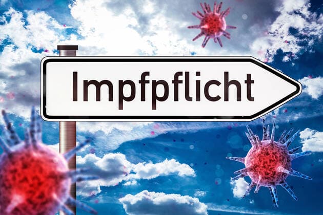 Schild mit der Aufschrift Impfpflicht - Covid 19 Coronavirus Pflicht zur Impfung Symbolbild - FOTOMONTAGE