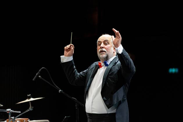 Neujahrskonzert 2022 DEU, Deutschland, Nordrhein-Westfalen, Münster, 28.01.2022: Theater Münster Sinfonieorchester Münster (Musikalische Leitung GMD Golo Berg) und die Götz Alsmann Band Neujahrskonzert aufgrund der pandemischen Lage findet das Neujhahrskonzert erst jetzt statt GMD Golo Berg