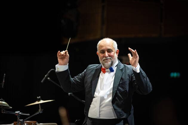 Neujahrskonzert 2022 DEU, Deutschland, Nordrhein-Westfalen, Münster, 28.01.2022: Theater Münster Sinfonieorchester Münster (Musikalische Leitung GMD Golo Berg) und die Götz Alsmann Band Neujahrskonzert aufgrund der pandemischen Lage findet das Neujhahrskonzert erst jetzt statt GMD Golo Berg