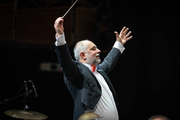 Neujahrskonzert 2022 DEU, Deutschland, Nordrhein-Westfalen, Münster, 28.01.2022: Theater Münster Sinfonieorchester Münster (Musikalische Leitung GMD Golo Berg) und die Götz Alsmann Band Neujahrskonzert aufgrund der pandemischen Lage findet das Neujhahrskonzert erst jetzt statt GMD Golo Berg