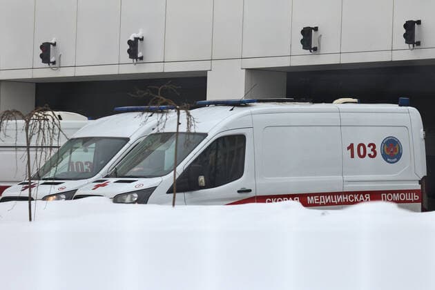 MOSCOW, RUSSIA - JANUARY 29, 2022: Ambulance vehicles are pictured at the Novomoskovsky medical center for COVID-19 patients. Moscow registered 26,488 new cases of the novel coronavirus on January 29. Mikhail Tereshchenko TASS  TS12092C