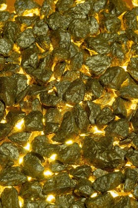 IMAGO Nature: Unsere Erde, Ressourcen, Gold Gold nuggets as a background with golden light from below. Gold nuggets as a background with golden light from below. close-up Copyright: xAdreasxFischerx 43452846