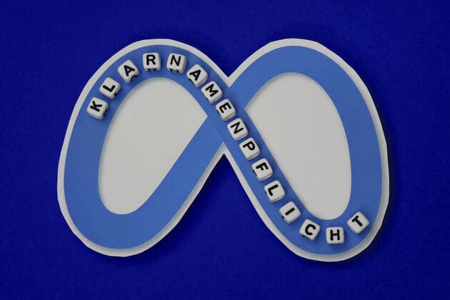 Meta und Klarnamenpflicht Meta und Klarnamenpflicht, 28.01.2022, Borkwalde, Brandenburg, Auf dem Symbol von Meta liegen Buchstabenwürfel mit dem Schriftzug Klarnamenpflicht.