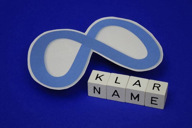 Meta und Klarnamenpflicht Meta und Klarname, 28.01.2022, Borkwalde, Brandenburg, Neben dem Symbol von Meta liegen Buchstabenwürfel mit dem Schriftzug Klarname.