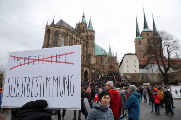 Erfurt - Grossdemo gegen die Impfpflicht 29.01.2022, Erfurt, Thueringer Staatskanzlei, Grossdemo unter dem Motto Gemeinsam gegen die Impfpflicht u.a. demonstriert das Pflegepersonal gegen die fuer den 15.03.2022 beschlossene Impfpflicht fuer Pflegekraefte im Bild: die Gegner der Impfpflicht auf dem Domplatz , hier ein Schild mit der Aufschrift Impfpflicht (wurde durchgestrichen) Selbstbestimmung