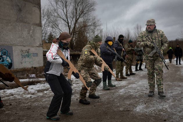 Bilder des Jahres 2022, News 01 Januar News Themen der Woche KW04 News Bilder des Tages Ukrainian Civilians Train to Defend Country As Russian military forces continue to mobilize on the Ukrainian border, Ukrainian reservists and civilians take part in training with Territorial Defense Forces just outside the capital city of Kyiv. Kyiv Ukraine Copyright: MichaalxNigro